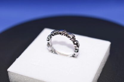 Vintage Sterling Silver Skull Band Ring: Rebellious Street Jewelry - Image 2