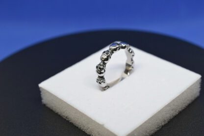 Vintage Sterling Silver Skull Band Ring: Rebellious Street Jewelry - Image 4