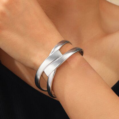 Silver Radiance: Silver Style Weave Bracelet for Timeless Elegance