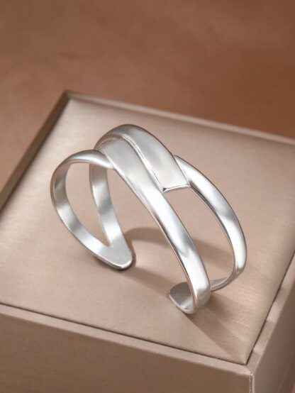 Silver Radiance: Silver Style Weave Bracelet for Timeless Elegance - Image 2