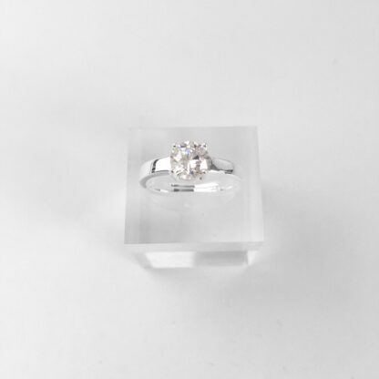 Exquisite Silver "Wedding" Ring with Shimmering White Diamond-Like Stone